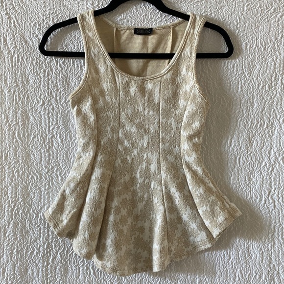 Neblina By Urban Episode Floral Print Sleeveless Scoop Neck Peplum Tank - Picture 1 of 4